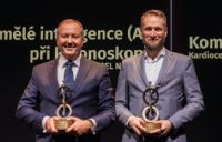 INOVÁCIA V MEDICÍNE
SLOVENSKÁ REPUBLIKA
Kardiocentrum AGEL Košice-Šaca
a Fakultná nemocnica AGEL
Košice-Šaca
Cenu prebral prof. MUDr. František
Sabol, PhD., MPH, MBA,
predseda predstavenstva
Spustenie komplexného programu
robotickej chirurgie/INOVACE V MEDICÍNĚ
ČESKÁ REPUBLIKA
Nemocnice AGEL Nový Jičín
Cenu převzal MUDr. Jakub Fejfar,
LL.M., předseda představenstva
MAIA – Využití umělé inteligence (AI) při
kolonoskopii