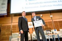 Zakladatel HealthCare Institute Daniel Vavřina (vlevo)
předal ocenění předsedovi představenstva Nemocnice Podlesí
MUDr. Radku Neuwirthovi, MBA