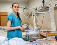 Dnes již absolventka AGEL SZŠ Kateřina Sojková během praktické maturitní zkoušky v Nemocnici AGEL Třinec-Podlesí
