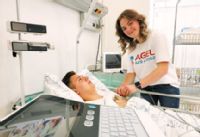 Studentka Beáta Pšenicová se učí zacházet s infuzní pumpou, lineárním dávkovačem a EKG