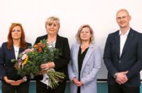 Pracovní jubileum Dagmar Hanulíkové neopomenulo ani vedení Nemocnice AGEL Ostrava-Vítkovice.
Zleva při gratulaci: vrchní sestra chirurgického oddělení Bc. Nina Hrtanová, MBA, Dagmar Hanulíková,
hlavní sestra Bc. Xenie Gašparová a předseda představenstva MUDr. Stanislav Jackanin, MBA, LL.M.