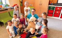 Zdravotnický záchranář Bc. Filip Šrubař z Nemocnice AGEL Ostrava-Vítkovice učí děti, jak se zachovat v krizových situacích