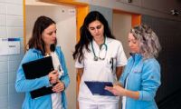 Multidisciplinární spolupráce: Klinické farmaceutky Mgr. Tereza Vaňková a Mgr. Karolína Russ diskutují s lékařkou interního oddělení Nemocnice AGEL Ostrava-Vítkovice MUDr. Karin Kubicovou