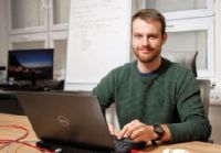 Šestadvacetiletý Ing. Marek Kantor pochází z Horní Lomné na Třinecku. Vystudoval technické lyceum a následně biomedicinské
inženýrství a bioinformatiku na Vysokém učení technickém v Brně. V průběhu studia se zajímal o programování,
absolvoval CISCO kurzy. Čas po práci tráví rád na horách a tvůrčí činností