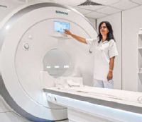 Primářka radiodiagnostického oddělení Nemocnice AGEL Valašské Meziříčí MUDr. Gabriela Chudárková u přístroje, který byl v nemocnici instalován v roce 2021

