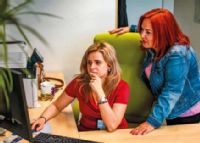 Ve Skupině AGEL je PhDr. Markéta Čožíková v kontaktu se všemi zdravotně-sociálními pracovnicemi. Na snímku je se sociální pracovnicí
Nemocnice AGEL Prostějov Evou Vystavělovou, DiS.
