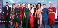 Naše ocenené na pódiu spolu s prezidentkou SaPA Mgr. Ivetou Lazarovou, PhD., MPH, dipl. p. a. (piata zľava), PhDr. Janou Ondrišovou, MPH, MBA, riaditeľkou Odboru Kvality
a ošetrovateľskej starostlivosti AGEL SK (štvrtá zľava) a MUDr. Jakubom Rybárom, zástupcom medicínskeho riaditeľa AGEL SK