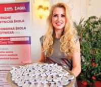 Mgr. Andrea Švecová, ředitelka škol Skupiny AGEL, během předávání maturitních vysvědčení