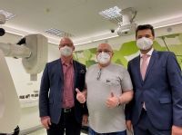 Pacient Jaroslav Protiva u CyberKnife, po jeho pravici stojí MUDr. Ing. Jakub Cvek, Ph.D., MBA, přednosta Kliniky onkologické
FN Ostrava a po levici MUDr. Miroslav Hudec
